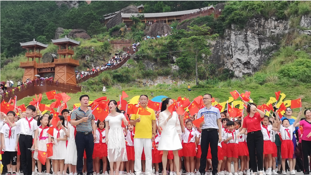 《我和我的祖国》 快闪活动在铜石岭风景区举行